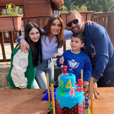 سيرين عبد النور برفقة أسرتها وابنها كريستيانو وزوجها - الصورة من حسابها على انستغرام