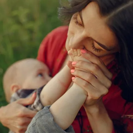 صورة لأم وطفلها