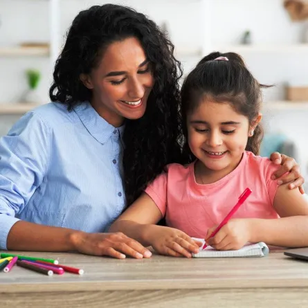 صورة لأم تعلم ابنتها