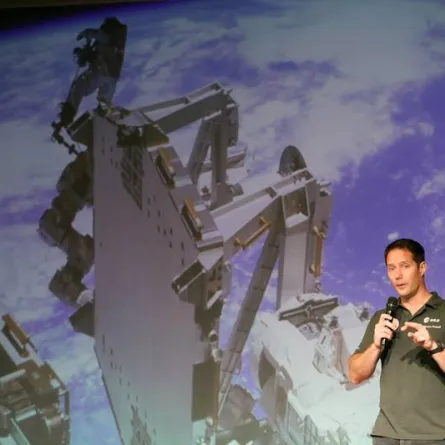 "توماس بيكيت"  يلتقط صورًا لأكسبو. الصورة من "وام"