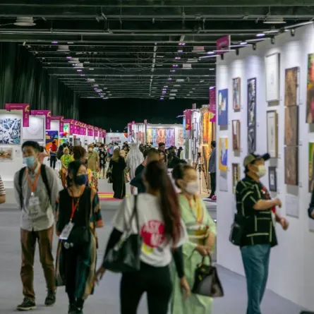 معرض فنون العالم دبي . الصورة من "وام"