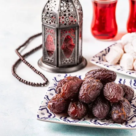 صورة تظهر فانوس رمضان وتَمر.. مصدر الصورة elements