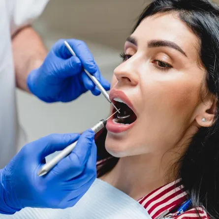 صورة لحامل تخضع لفحص الأسنان