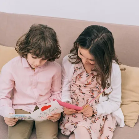 صورة لطفلين يجهزان بطاقة في يوم الأم 2022