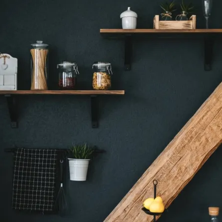 تنظيم الرفوف داخل المطبخ الحديث