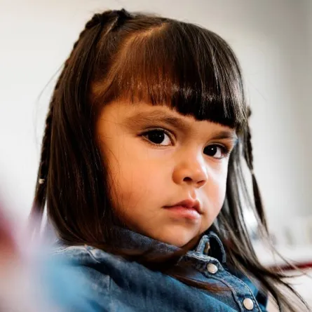 صورة طفلة يتيمة