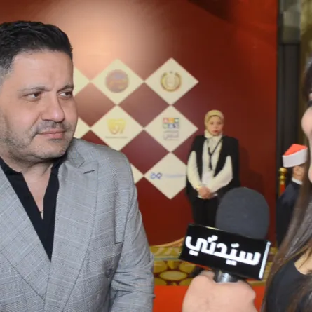 فيفيان زوجة إدوارد تدعمه خلال تكريمه مؤخراً  وتبدي محبتها ومساندتها إياه خلال لقاء كاميرا سيدتي به - تصوير محمد عربي