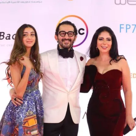 لي لي تتوسط والديها - الصورة من حساب منى زكي على انستغرام