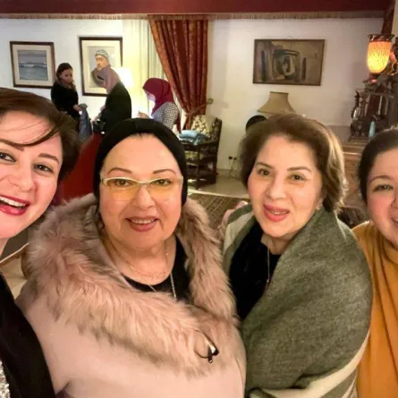 أحدث ظهور للفنانة المعتزلة نورا مع شقيقتها بوسي ومي وسارة نور الشريف - الصورة من حساب مي نور الشريف