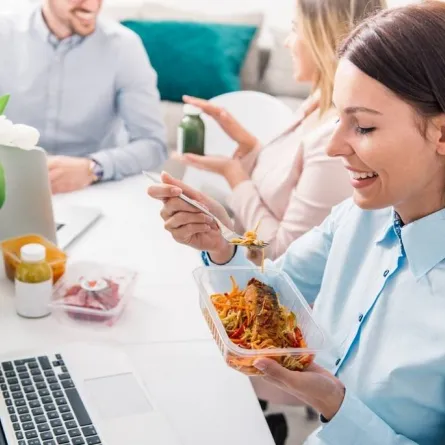  قواعد في إتيكيت الأكل 