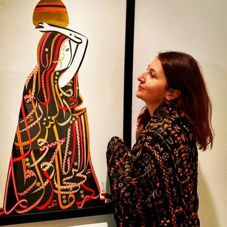 صورة الفنانة التشكيلية البولندية إيزابيلا ماريا أخمن ولوحة لها