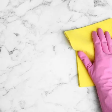 طرق مساعدة في نظيف الرخام من بقع الزيت