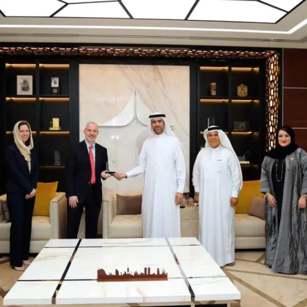 صحة دبي تنجز نظاما عالميا من 4 مراحل لاعتماد برامج التعليم المهني المستمر - الصورة من وام