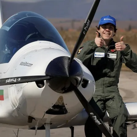 صورة المراهق البريطاني بجانب الطائرة