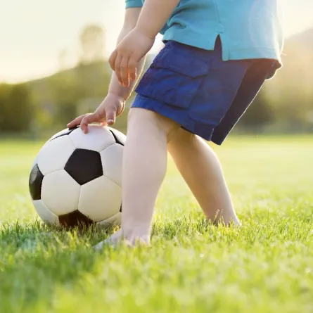 صورة لطفل يحب كرة القدم كنوع من الرياضة
