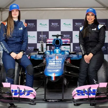  أسيل  الحمد والسائقة  آبي بولينغ