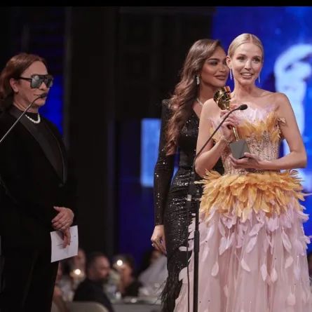 ليوني هان تتلقى جائزتها 