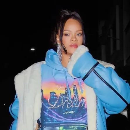 ريانا Rihanna بسوار مشبك ذهب مع 10 حليّ بتصاميم عصريّة-الصورة من حساب النجمة على انستغرام