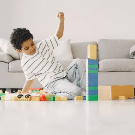 صورة لطفل يلعب لتنشيط خياله