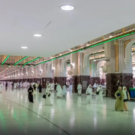 ربط (80٪) من وحدات الإنارة بالمسعى بنظام الطاقة اللامنقطعة UPS لضمان عدم انقطاع التيار الكهربائي