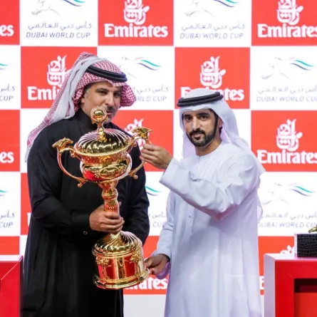 الشيخ حمدان بن محمد يتوج السعودي عمرو زيدان بكأس دبي العالمي 2022 - الصورة من حساب المكتب الإعلامي لحكومة دبي على تويتر