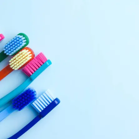 طرق منزلية ناجحة في تنظيف فرش الأسنان