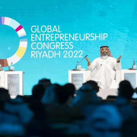 مشاركة وزير الاتصالات وتقنية المعلومات في مؤتمر ريادة الأعمال - الصورة من حساب منشآت على تويتر