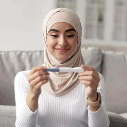 صورة سيدة فرحة بحدوث الحمل