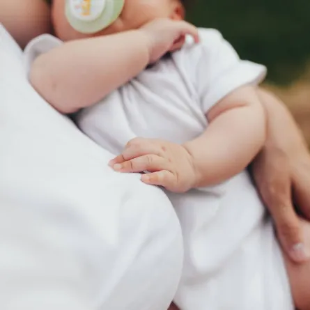 صورة لمولود في حضن أمه 