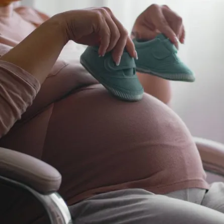 صورة لحامل سعيدة بانتظار مولودها