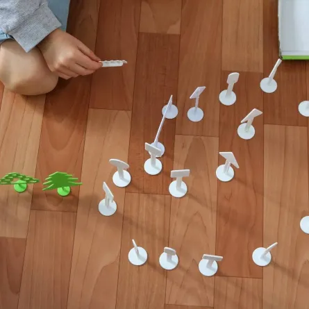 صورة مصاب بالتوحد يلعب