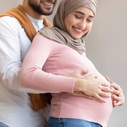 صورة لسعادة الحمل بين الزوجين