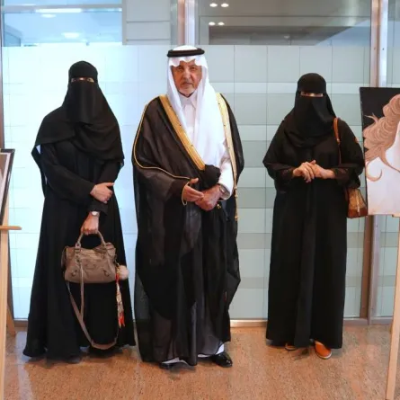 خالد الفيصل يلتقي الفنانة التشكيلية الكفيفة نوره حمود مجرشي