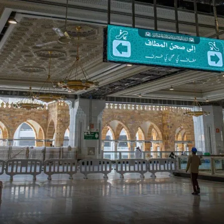 (82) شاشة إلكترونية داخل المسجد الحرام وساحاته لعرض المحتويات التوجيهية والإرشادية بعدة لغات