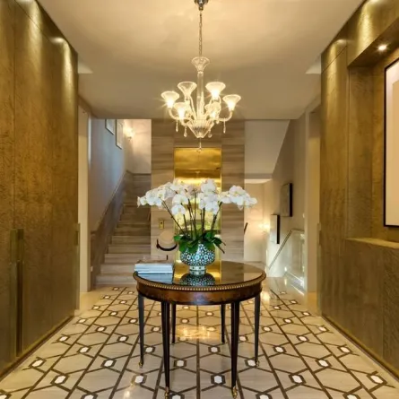 لا يخلو تصميم الممرّ من جاذبيّة وفخامة