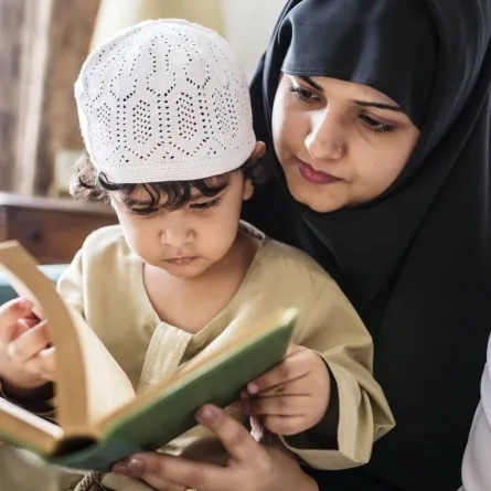 صورة لأم تعلم طفلها