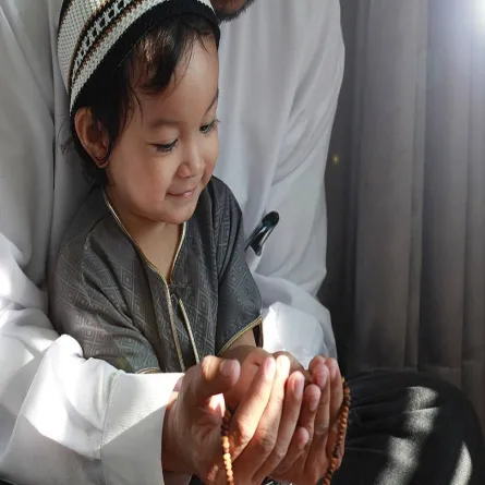 صورة لطفلة تقوم بالدعاء