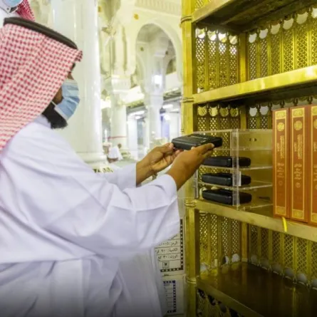 تزويد مصليات المسجد الحرام بمصحف الحرمين الإلكتروني - الصورة من موقع رئاسة شؤون الحرمين