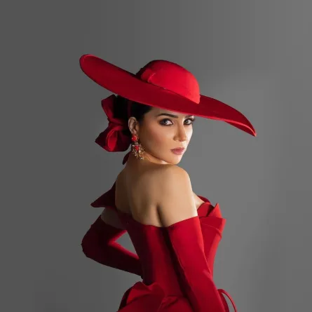 مي عز الدين بقبعة مميزة   