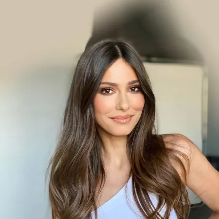 تسريحة الغرة المنقسمة مع الشعر المالس - الصورة من صفحة analazarescuhair على إنستغرام