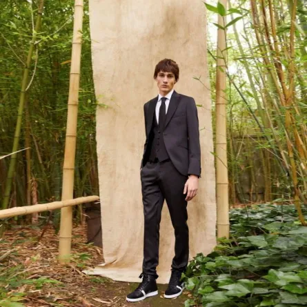 للرجل كيفية تنسيق القميص الأبيض مع البدلة من عروض 2022 من ايمانويل انغارو  Emanuel Ungaro