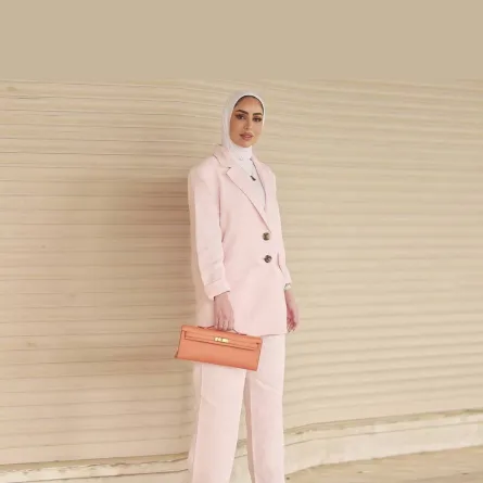 فاطمة العوضي بالبدلة الرسمية