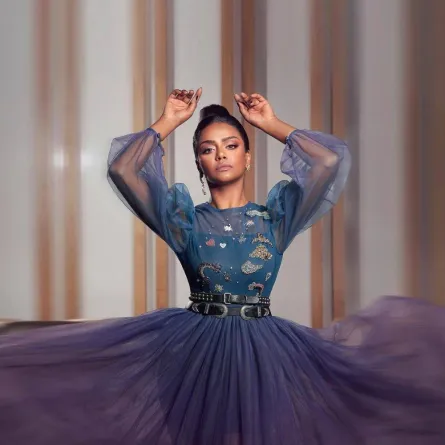 أسماء ابو اليزيد بفستان كلاسيكي باللون الأرجواني