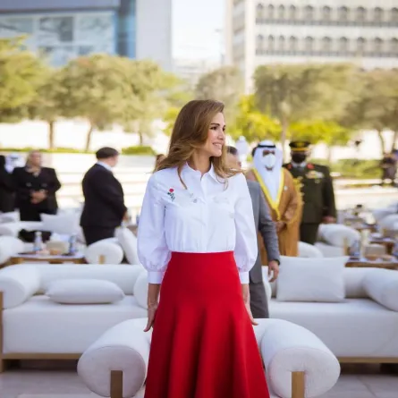 الملكة رانيا بإطلالة رسمية بالتنورة والقميص