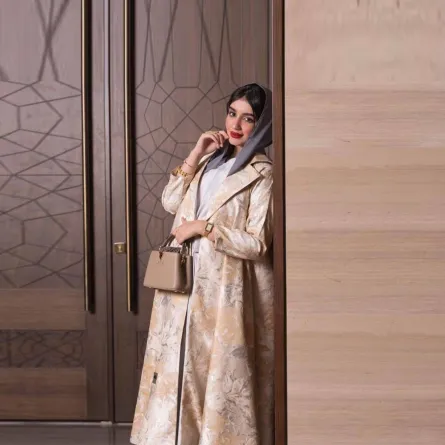 خولة المراغي بعباية راقية باللون الأوف وايت 