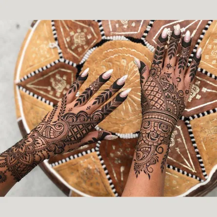 نقش حناء بالزخارف الشرقية للعروس الخليجية- الصورة من صفحة ritualbydesign على إنستغرام