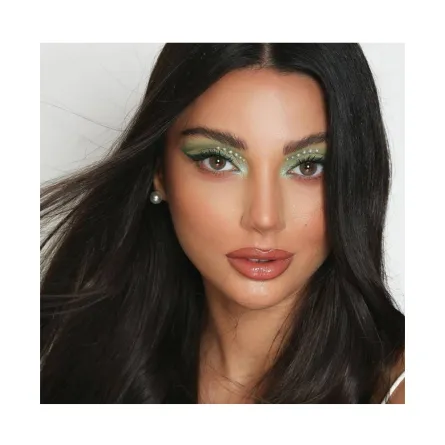 مكياج عيون أخضر مرصع باللؤلؤ(الصورة من حساب خبيرة المكياج أبرار الخاتم على إنستغرام)