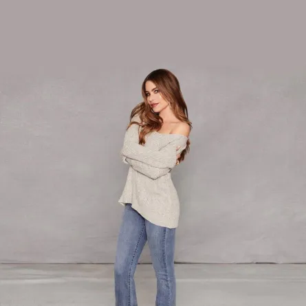 صوفيا فيرغارا بسروال جينز كلاسيكي   