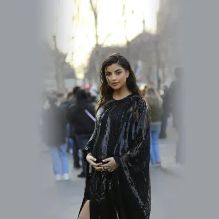 علا فرحات بالفستان الاسود اللامع