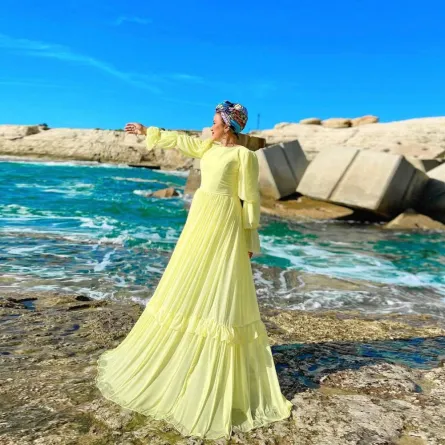 فاطمة نصر بفستان صيفي باللون الأصفر